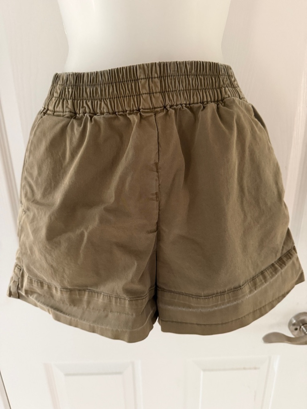 Everlane Easy Short in a versatile olive/khaki drab size 00